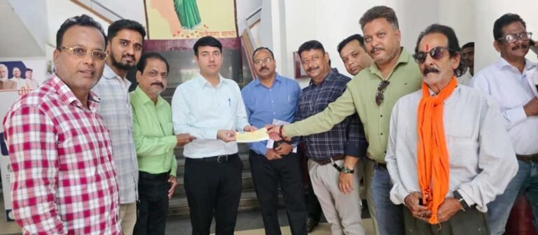 आपदा पीड़ितों की मदद के लिए आगे आया उत्कल समाज,बाढ़ राहत के लिए कलेक्टर को सौंपा 21 हजार रुपये का चेक