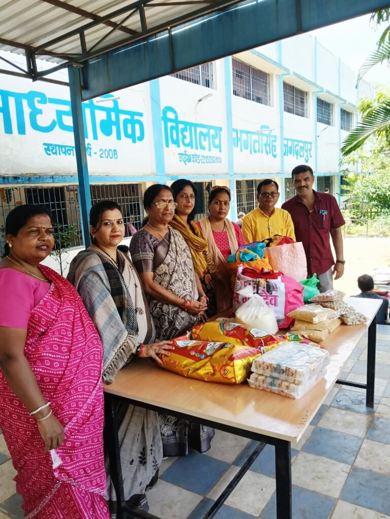 राहत शिविर में अखिल भारतीय क्षत्रिय महासभा वीरांगना ने वितरित किया सूखा राशन, कपड़े एवं कंबल