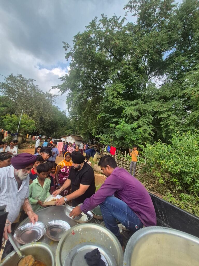 आपदा की घड़ी में सेवा की मिसाल, कुरुषपाल और आसपास के गांवों में कराया दोपहर-रात का भोजन