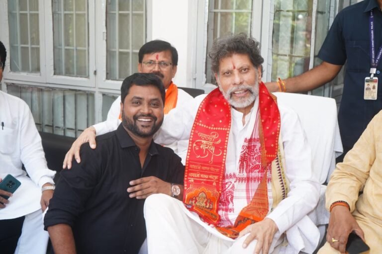 किरण सिंह देव से मनीष श्रीवास्तव ने की आत्मीय मुलाकात, लालबागचा राजा का प्रसाद भेंट कर शीघ्र स्वस्थ होने की कामना