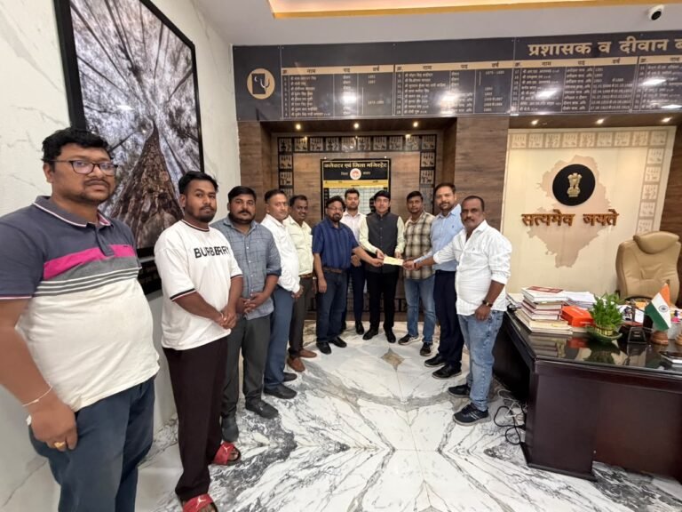 बस्तर ज़िला दवा विक्रेता संघ ने बाढ़ पीड़ितों की सहायता के लिए ज़िलाधीश को सौंपा चेक