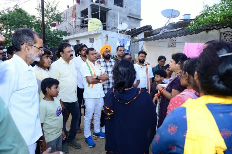 प्रवीर और विजय वार्ड के बाढ़ प्रभावितों के बीच पहुंचे दीपक बैज, सुनी पीड़ित परिवारों की पीड़ा