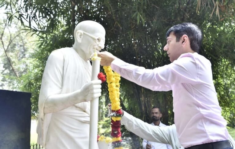 कलेक्टर श्री आकाश छिकारा सहित प्रशासनिक अधिकारियों ने बापू को अर्पित किए श्रद्धा सुमन
