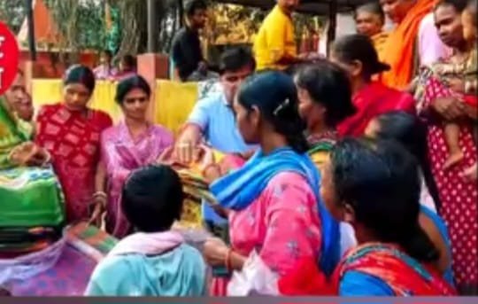 बाढ़ पीड़ितों तक किरण देव ने कार्यकर्ताओं के माध्यम से पहुंचाई राहत सामग्री
