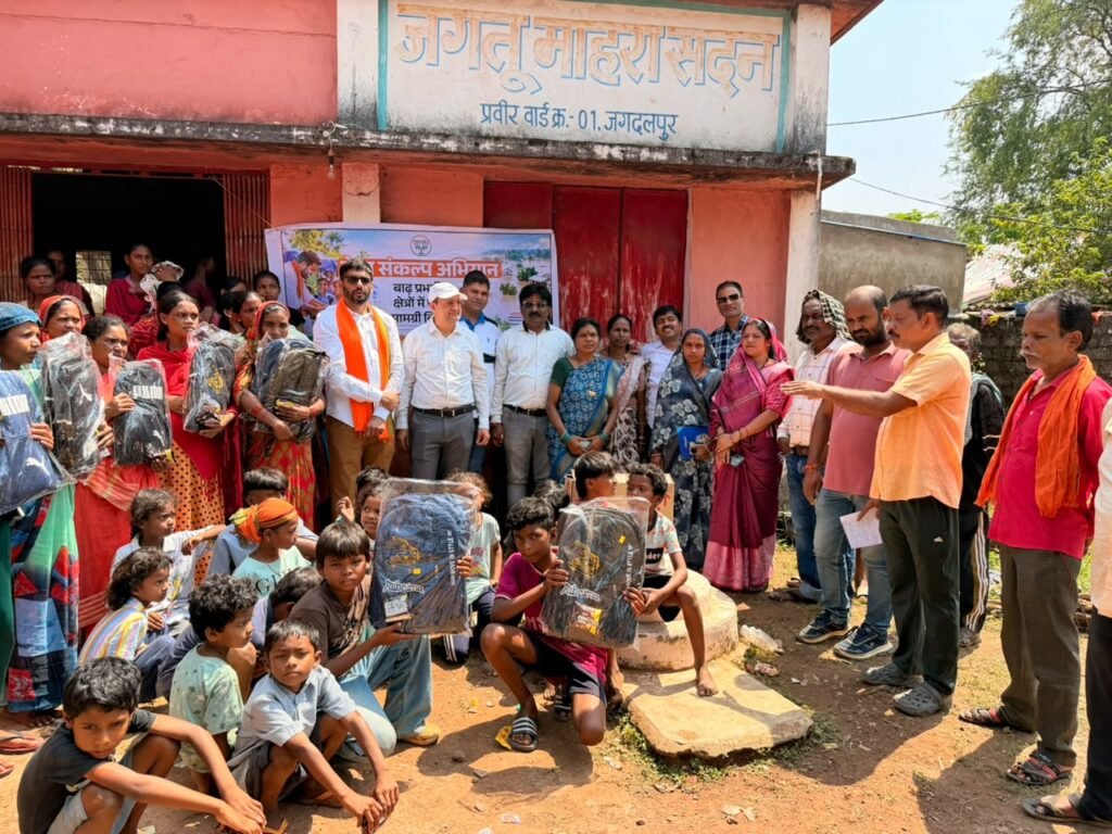 बाढ़ प्रभावित 58 विद्यार्थियों को मिली नई शिक्षण सामग्री